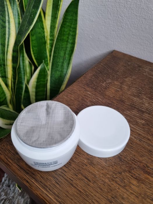 przeciwstarzeniowy DermaV10 Innovations Anti-Ageing Day & Night Cream.
