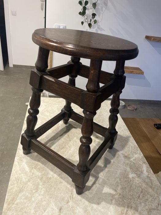 Drewniany dębowy stołek, piekny taboret