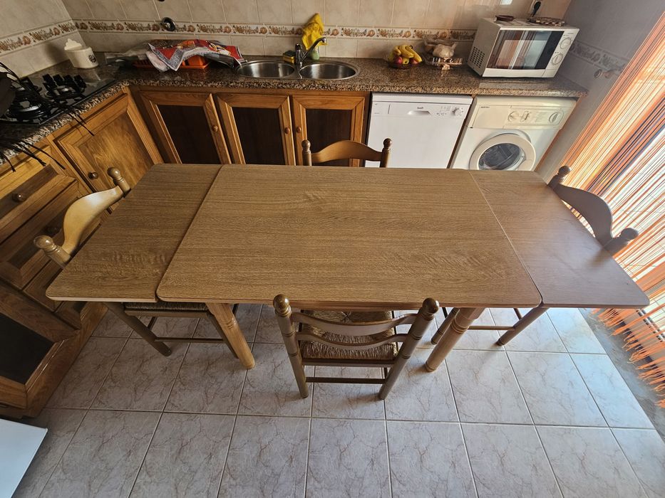 Mesa e 4 cadeiras