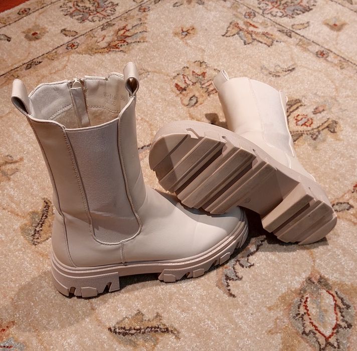 Bota meio cano cor beige