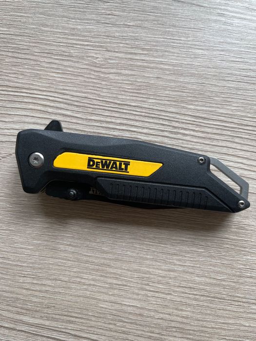 Нож Dewalt новый