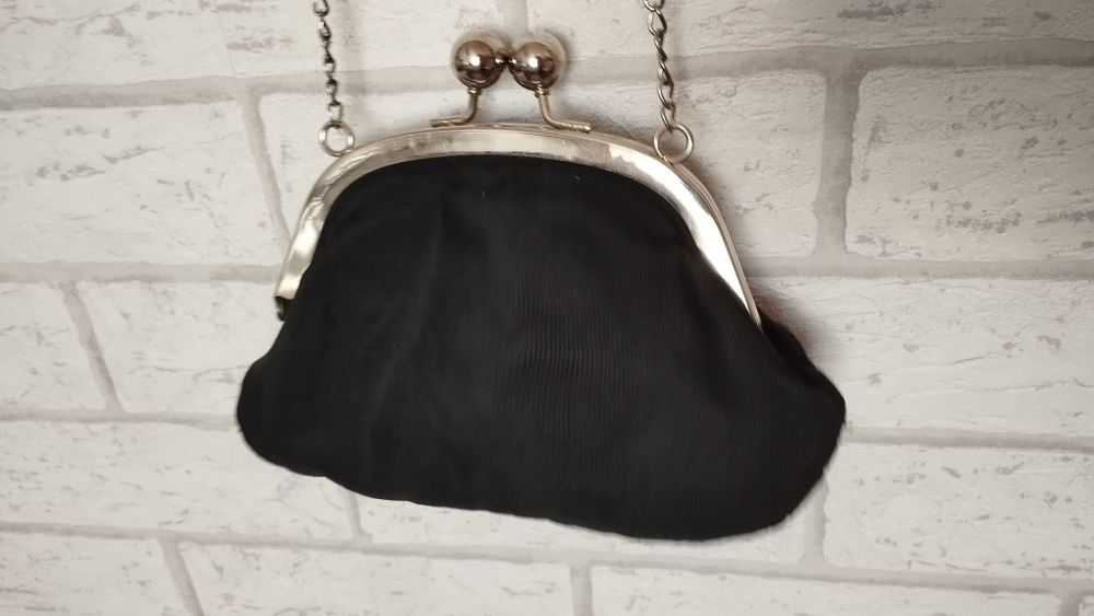 Mała torebka na łańcuszku