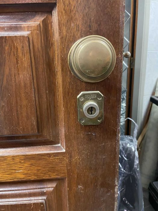 Porta de entrada em madeira de apartamento