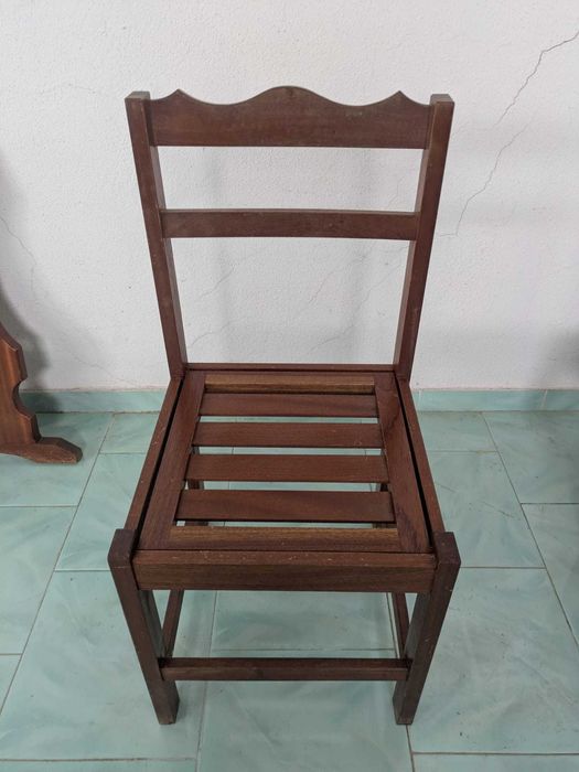 Mesa de mármore com estrutura em madeira + 4 cadeiras