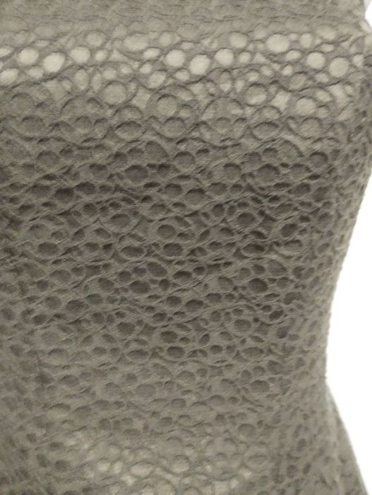 Czarna sukienka lekko rozkloszowana