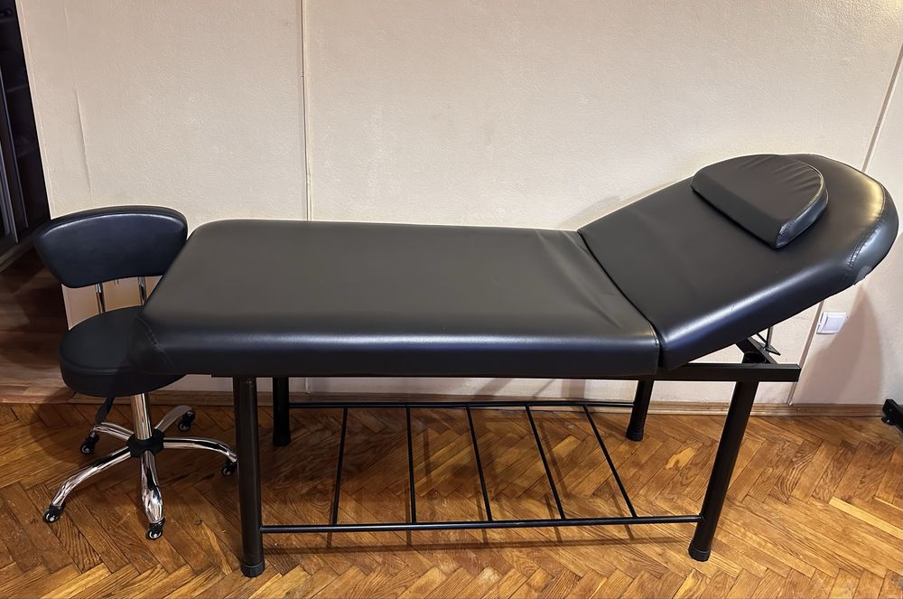 Кушетка, масажний стіл в гарному стані