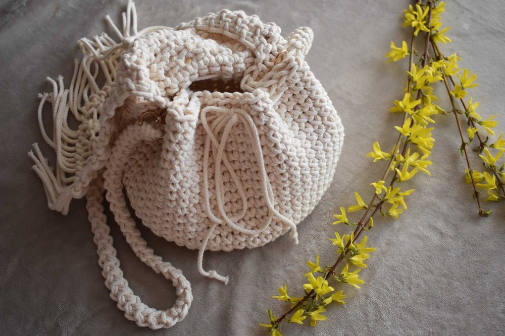 Torebka makrama z frędzlami w stylu boho