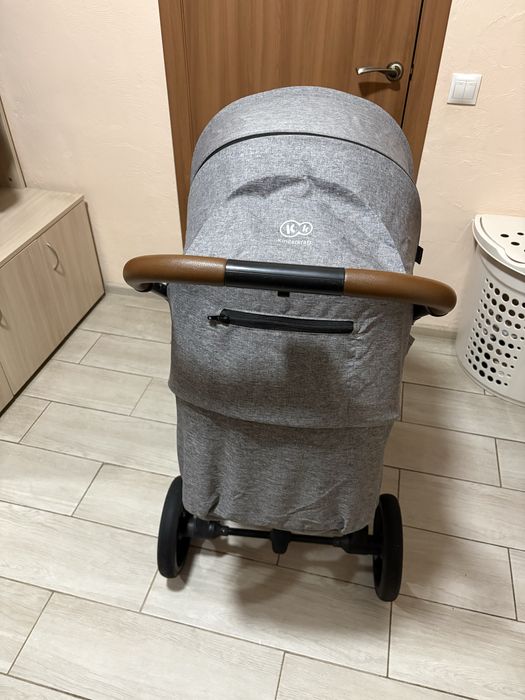 Прогулянкова дитяча коляска