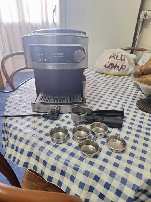 Máquina de café Cecotec em bom estado pouco uso