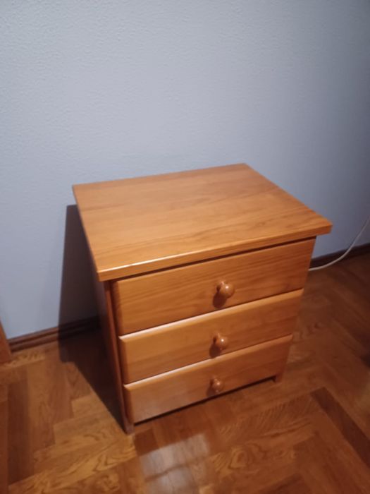 Quarto individual com cortinados e varão