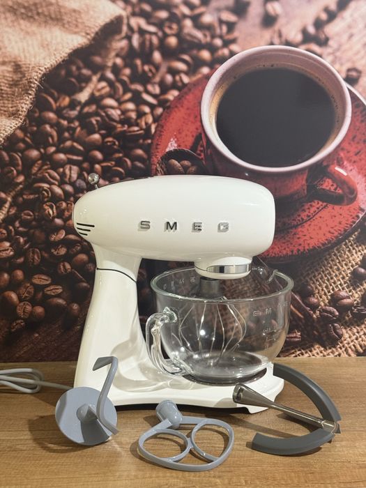 Robot planetarny SMEG SMF13WHEU 800W szklana misa 4.8L gwarancja