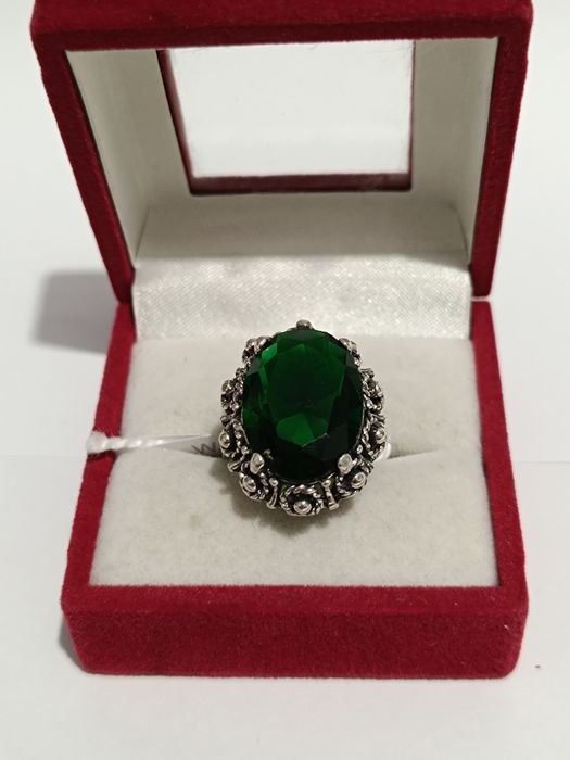 Srebrny pierścionek z zielonym kamieniem roz.13, srebro próby 925