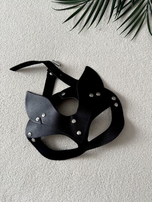 Czarna maska kota nowa