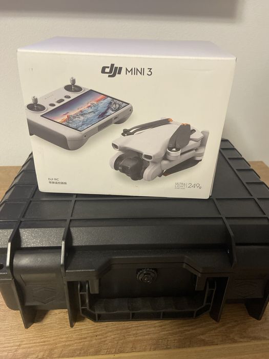 Dron Dji Mini 3, kontroler RC i inne akcesoria.