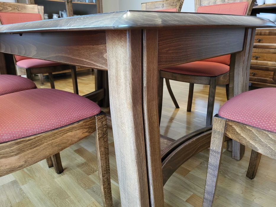 Solidny rozkładany stół i 8 krzeseł do jadalni, bardzo zadbane.