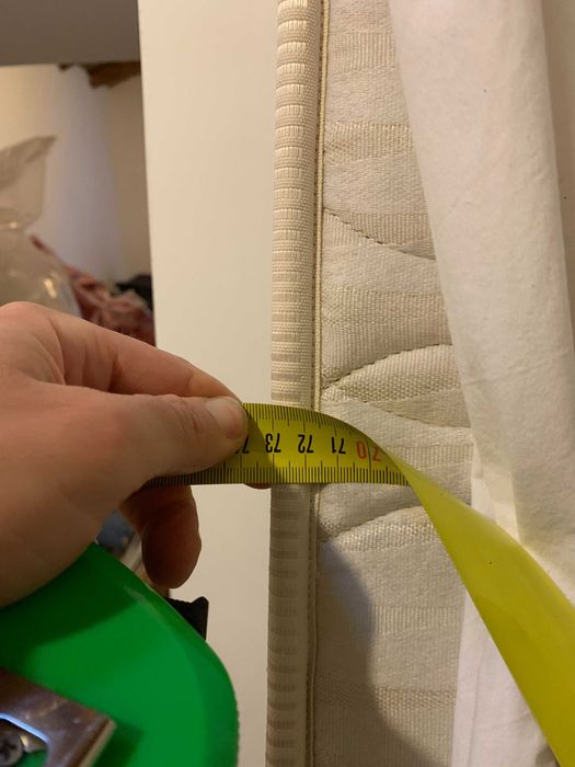 Colchão branco de solteiro