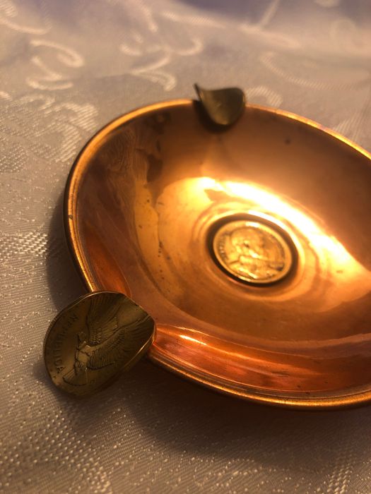 popielniczka z Chile - metalowa, ozdobiona monetami, oryginalna