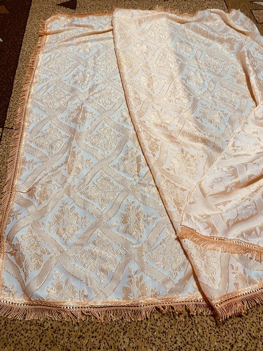 Покрывала большую кровать и наматрасник