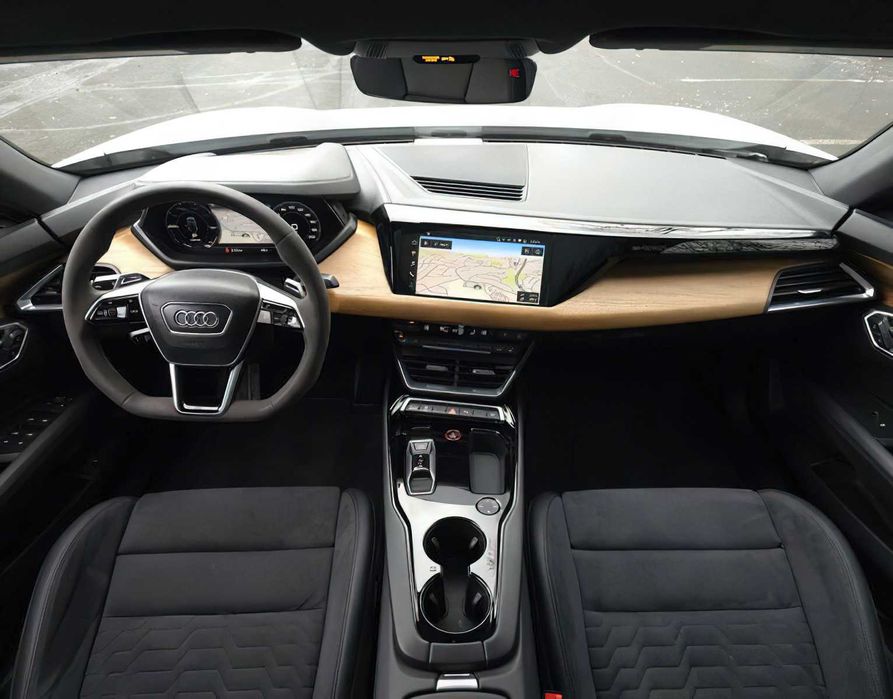 Audi e-tron      2023