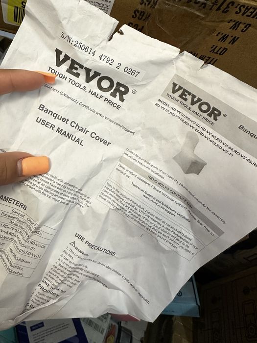 Capas de cadeiras para eventos  brancas tenho certa de 150 posso vender junto ou pacotes de 10 como esta na imagem
