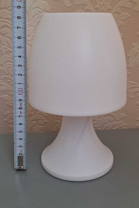 Mała biała lampka na biurko na szafkę nocną działa na baterie