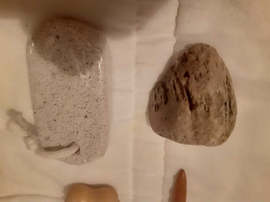 kit massagem de pés e rosto em madeira e 2 pedras-pomes