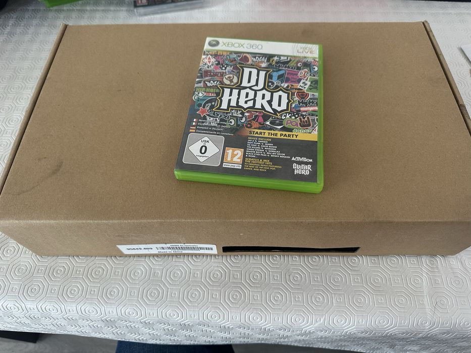 Aproveita - DJ Hero + Mesa – Jogo e equipamento Xbox 360 + Oferta