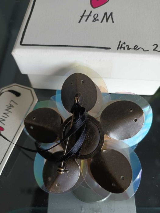 Lanvin H&M broszka w kształcie kwiatu  elegancka kamienie