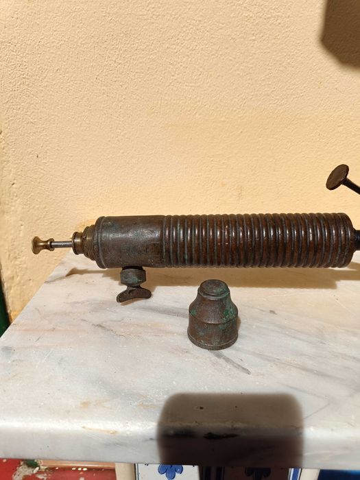 Ferro de soldar a petróleo e berbequim antigos