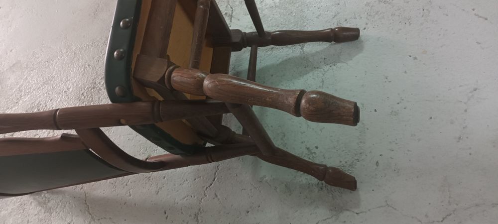 Mesa de jogos com cadeiras