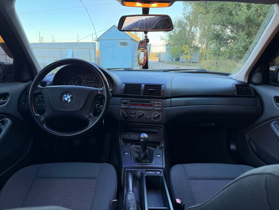 BMW E46 318i.