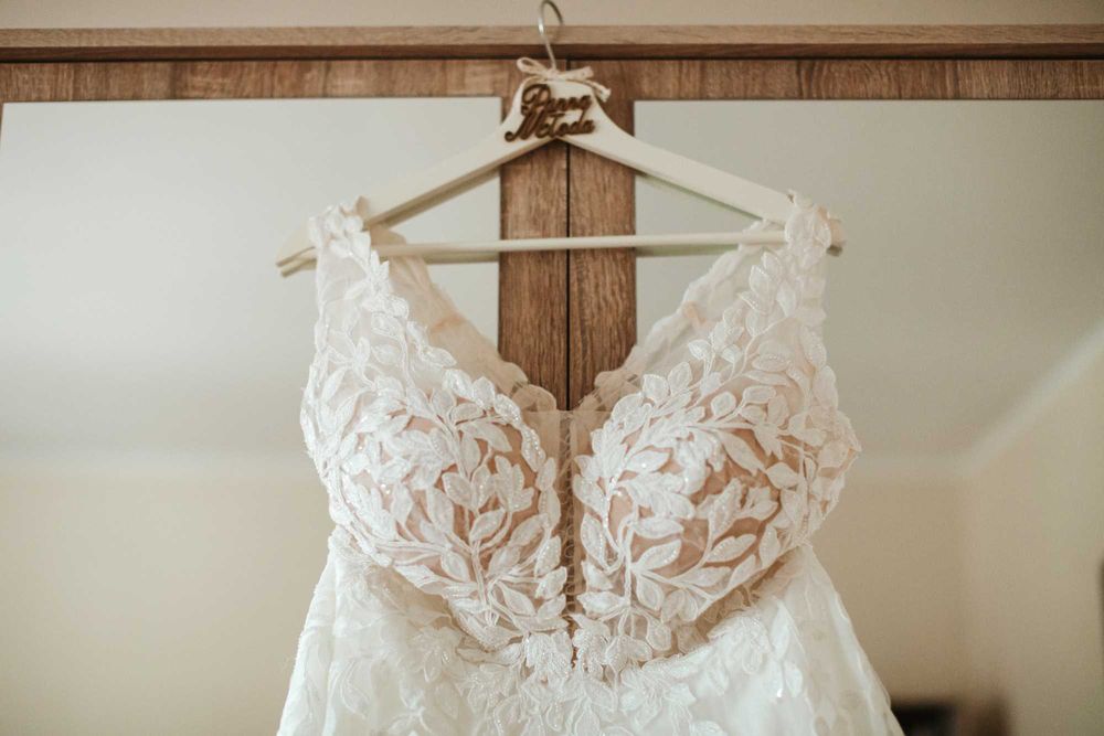 Przepiękna suknia ślubna Sarah w literkę A, biel/ecru, brokatowa