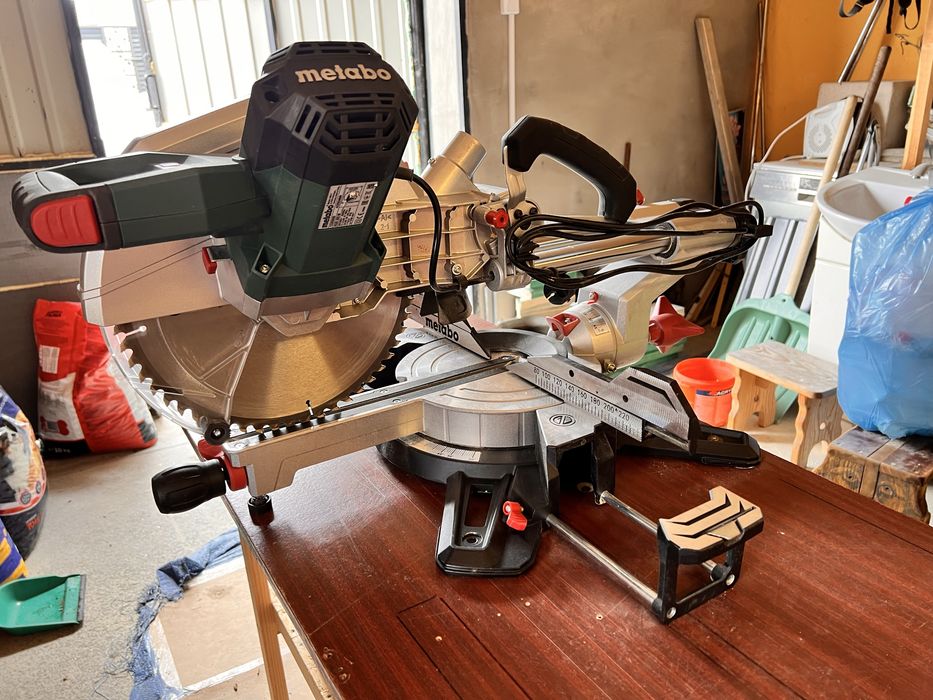 Пила торцювальна Metabo KGS 305 M