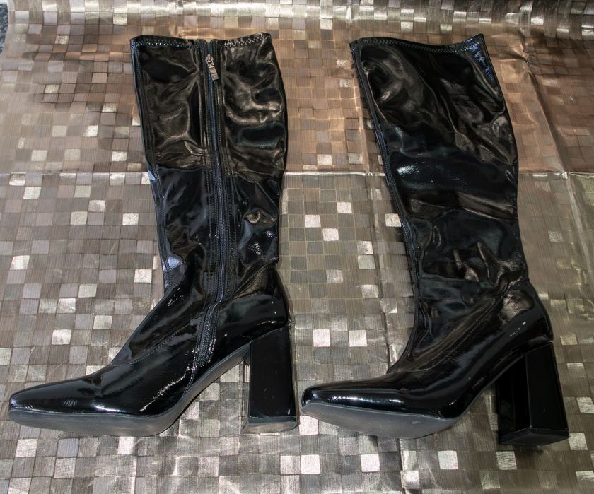 Botas de cano alto pretas em verniz brilhante e salto bloco