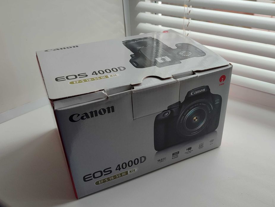 Фотокамера дзеркальна Canon EOS 4000D 18-55 DC III повний комплект