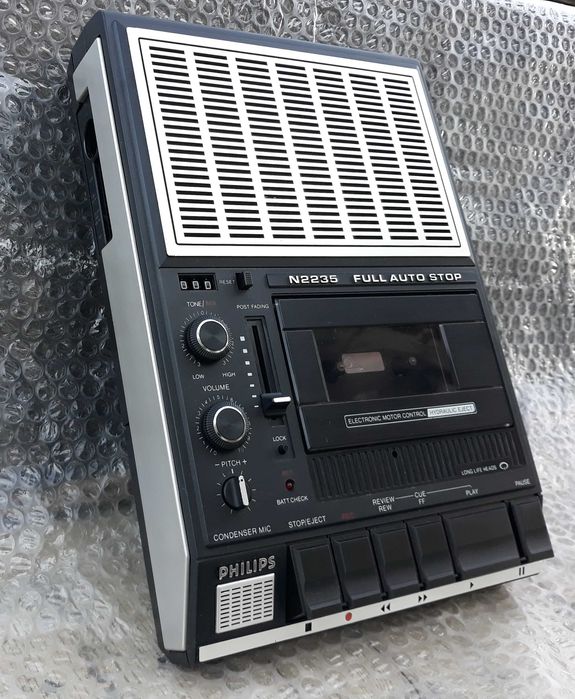 винтажный кассетный магнитофон  philips 2235 в коробке с Германии