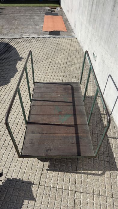 Carro de transporte e ou arrumação. Muito robusto.