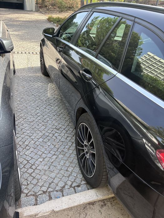 Mercedes-Benz Classe C, cor preta, com motor 220d (2.1 diesel, 2143cc, 170cv)