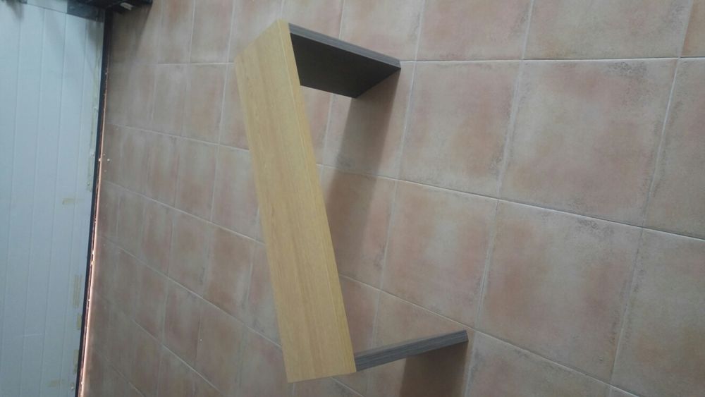 parteleiras de madeira,80x55x15. A cinza e mais pequena com 50x49x13