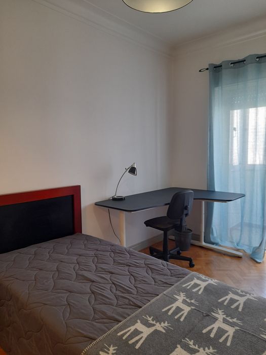 Arrenda-se quarto em Lisboa  para estudante, perto do Instituto  Superior Tecnico e do Metro, junto á rotunda das Olaias