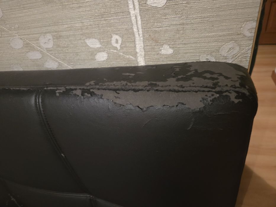 Cama estofada castanha com arrumação elevatória