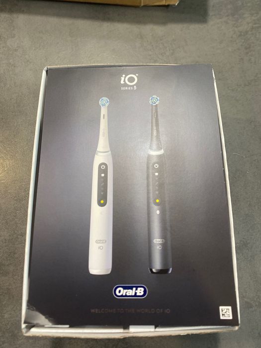 Комплект електричних зубних щіток Oral-B iO 5 Black & White