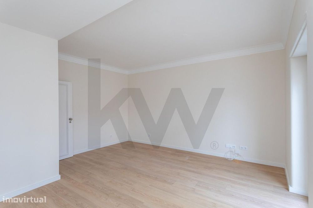 T2 renovado com varanda na Estrela | 2.300€/mês