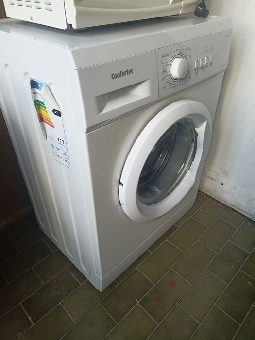 Máquina de lavar roupa Confortec quase nova