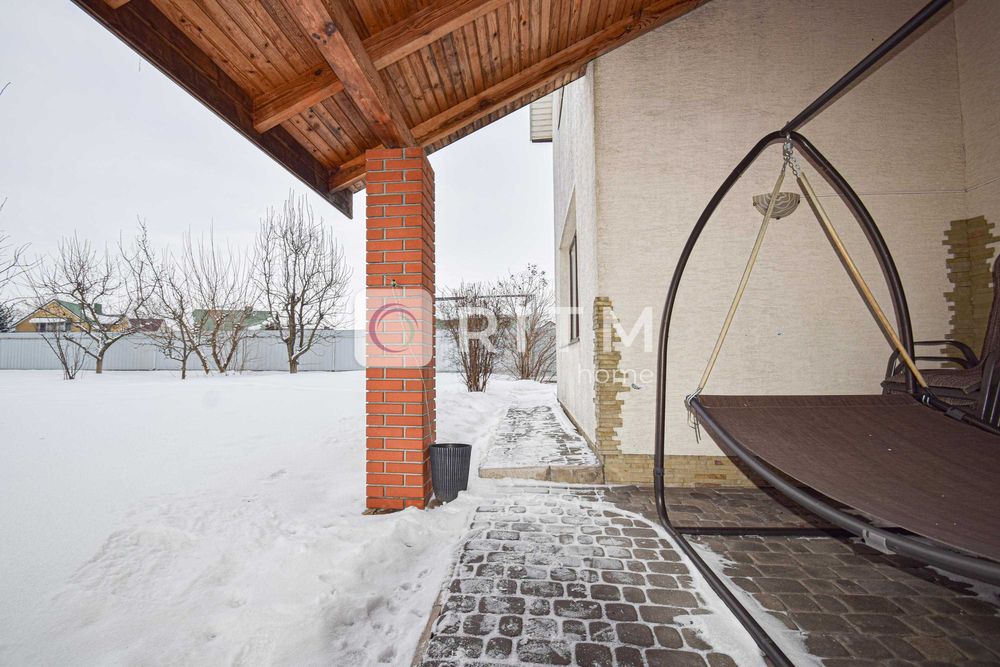 Оренда сучасного будинку, що поєднує затишок та функціональність.