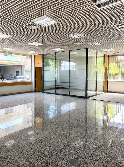 Prédio para Serviços e Comércio com 381 m² de Área - Excelente Localização em Carrazeda de Ansiães