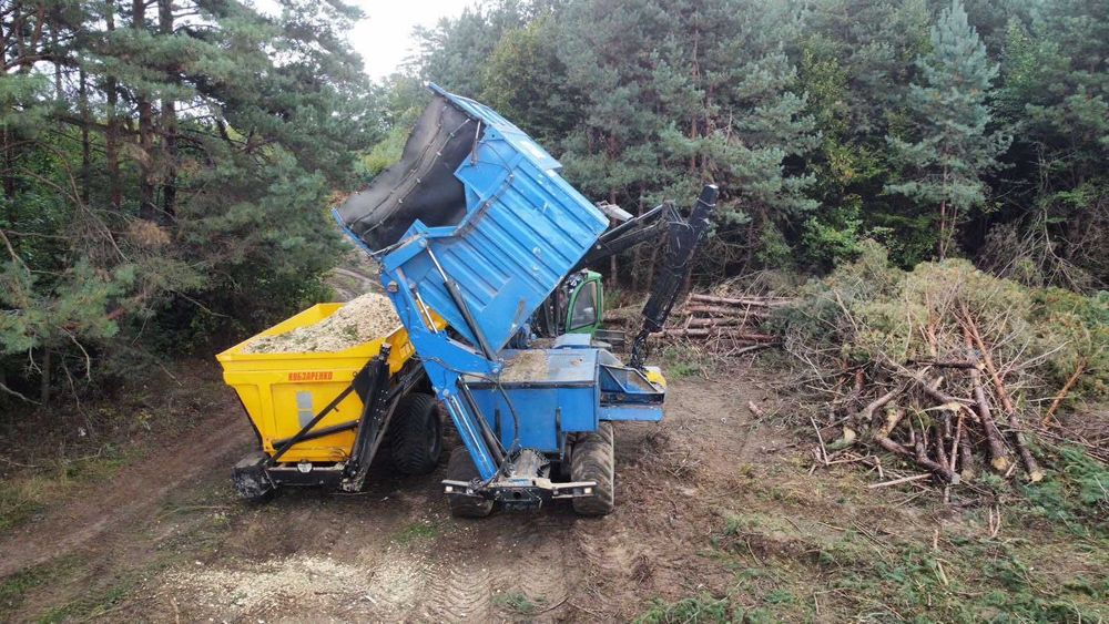 Продається спецтехніка John Deere 1510E + на базі дробарка BRUKS