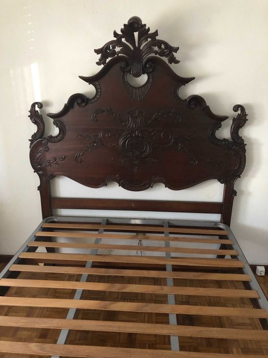 Cama de estilo clássico em madeira maciça. COMO NOVA!