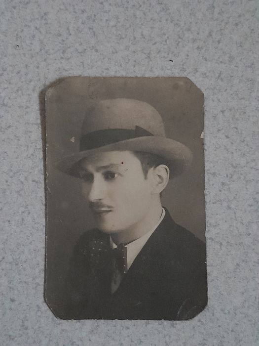 Stara fotografia mężczyzny z wąsem i kapeluszem – dedykacja „Dla Wuja
