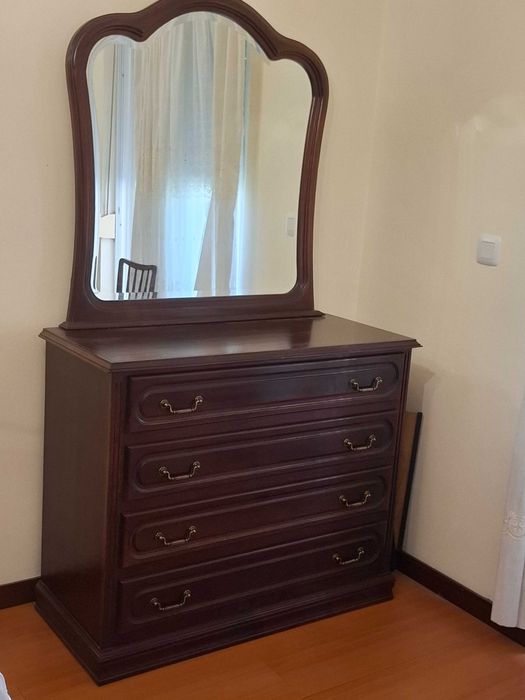 Mobília de quarto mogno usada, em muito bom estado.